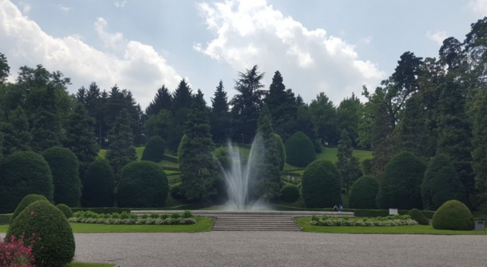 Vista dal Palazzo Estense sui giardini e la fontana